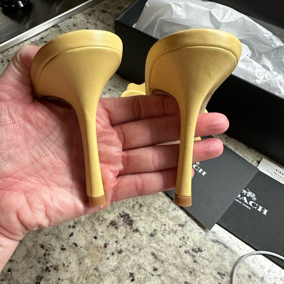 Gorgeous new in box Coach Kellie leather sandals - size 8.5 - Picture 9 of 15